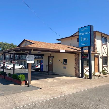 Regency Inn Lakeport Екстер'єр фото