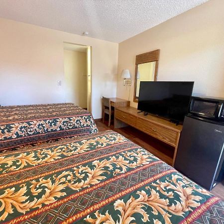 Regency Inn Lakeport Екстер'єр фото