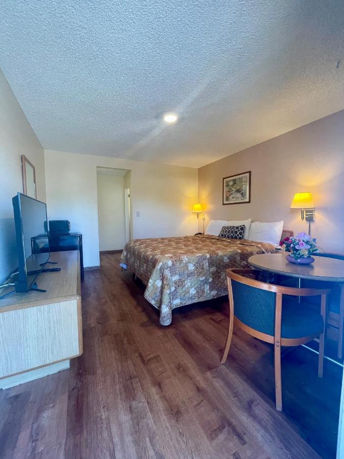 Regency Inn Lakeport Екстер'єр фото